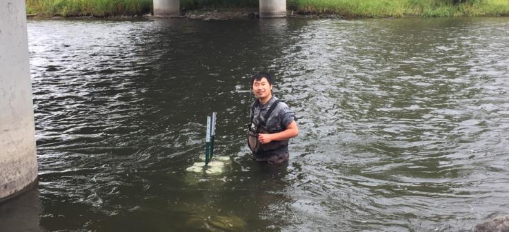 Qipei Shangguan deploying sensors in the Clark Fork River
